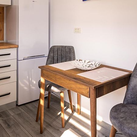شقة Nina House Târgu Jiu المظهر الخارجي الصورة